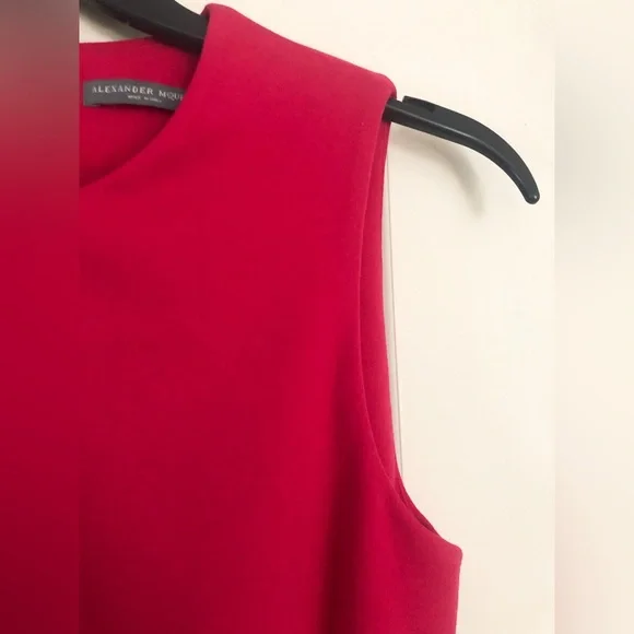 Alexander McQueen Red Sleeveless Pleated Dress. - Picture 5 of 10